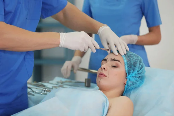 Cirurgião Plástico Operando Paciente Clínica — Fotografia de Stock