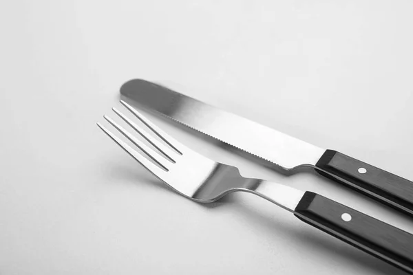 Forchetta e coltello su sfondo bianco — Foto Stock