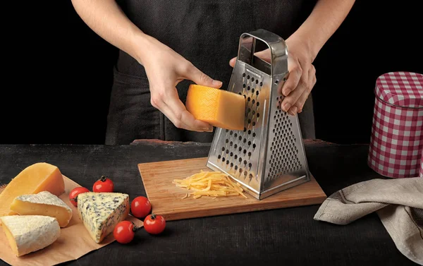 Γυναίκας τυρί τρίψιμο — Φωτογραφία Αρχείου