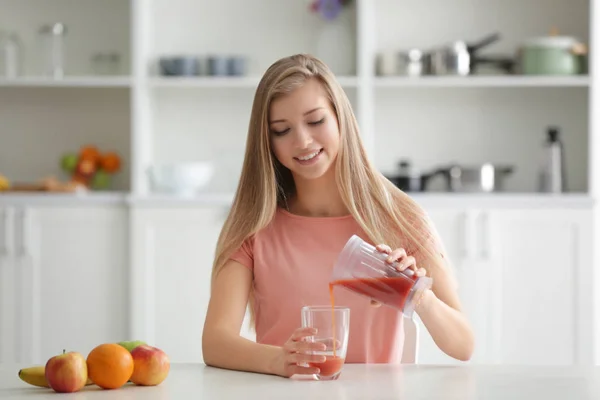 Młoda kobieta odlewania świeży sok — Zdjęcie stockowe
