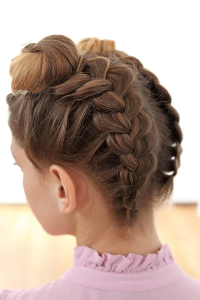 Jovem com penteado bonito — Fotografia de Stock