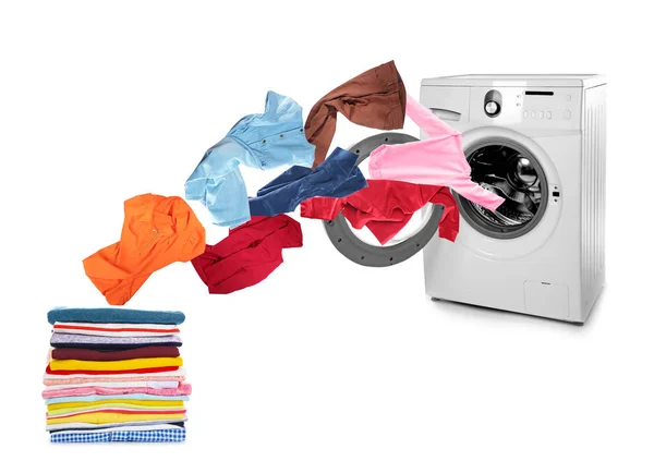 Machine à laver et vêtements volants — Photo