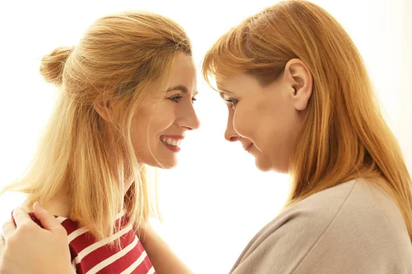 Felice giovane donna e madre — Foto Stock