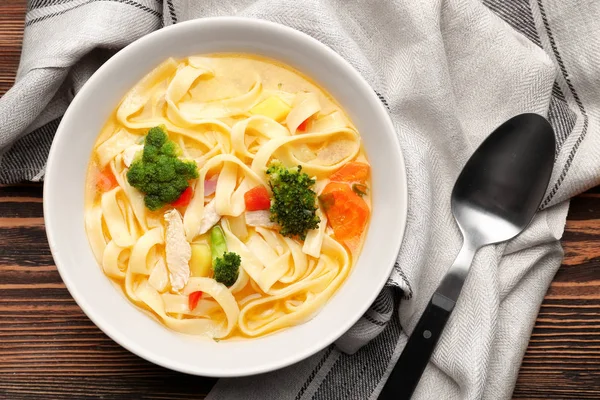 Куриный суп с лапшой в миске — стоковое фото