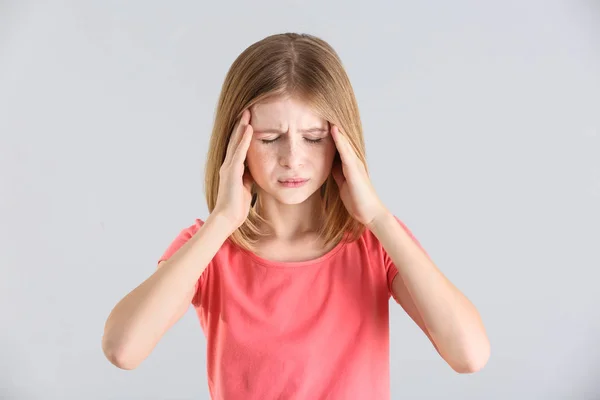 Девочка страдает от головной боли — стоковое фото