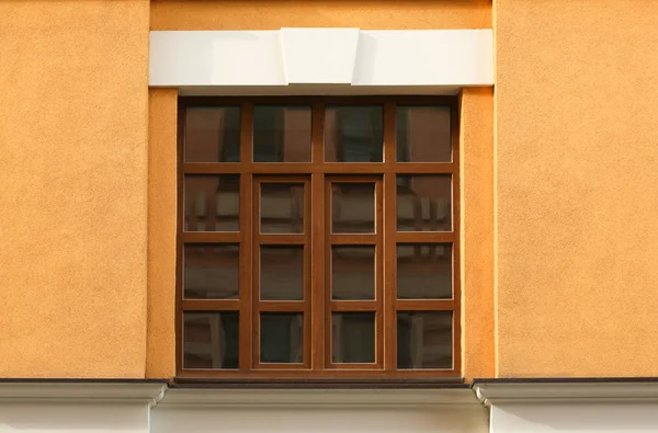 Винтажное здание с пластиковым окном — стоковое фото
