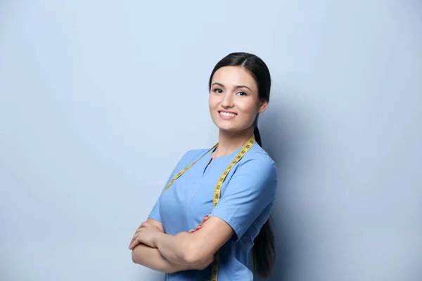 Jovem nutricionista feminina — Fotografia de Stock