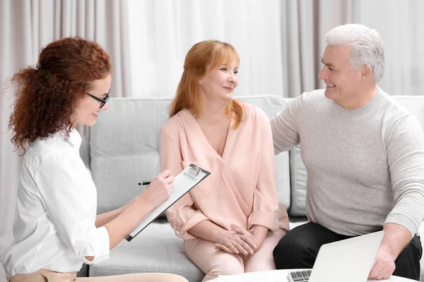 Couple signing contract — Stock Photo, Image