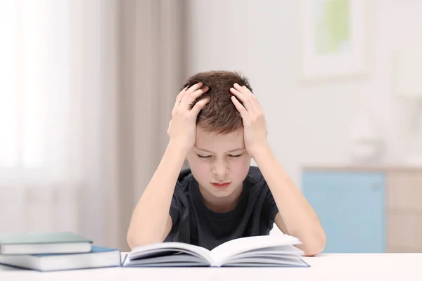 Pojke som lider av huvudvärk — Stockfoto