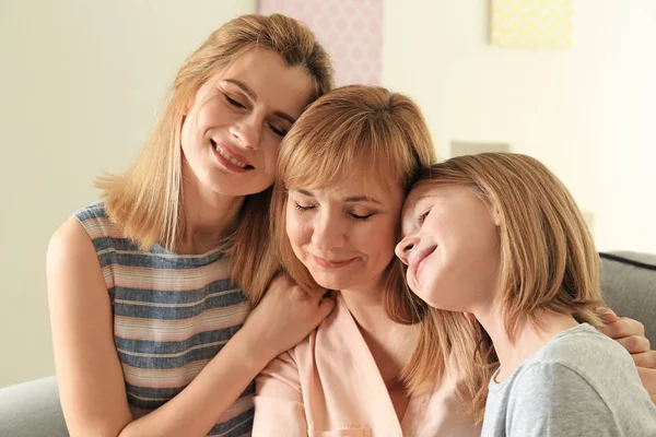 Mujer joven con madre e hija — Foto de Stock