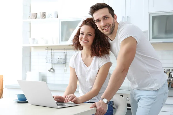 Coppia con laptop in cucina — Foto Stock