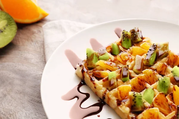 Leckere Waffel mit Früchten — Stockfoto