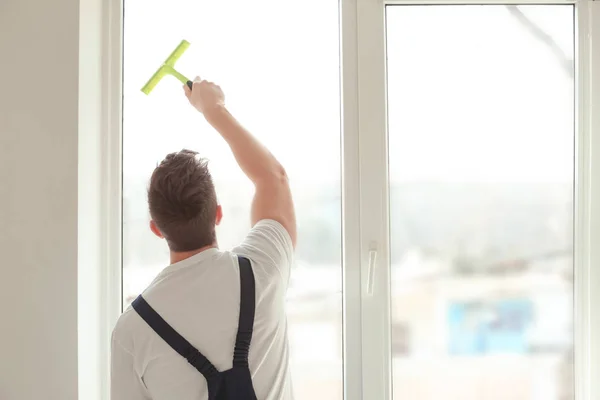 Man wassen venster in kantoor — Stockfoto