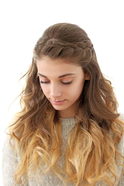 Молода жінка з красивою зачіскою — стокове фото
