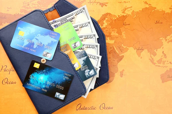 Carte di credito con denaro nel portafoglio — Foto Stock