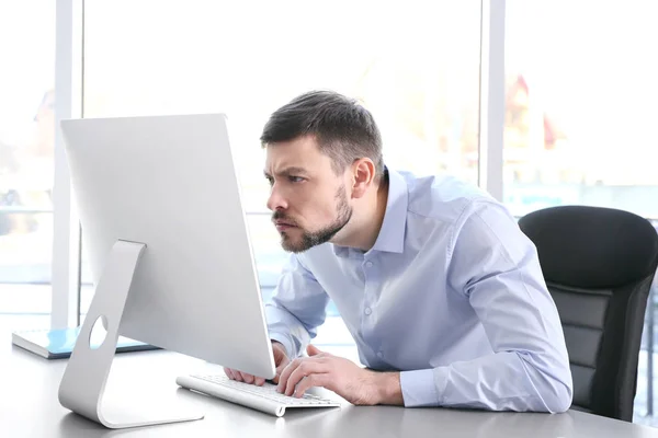 Hombre trabajando con computadora en la oficina — Foto de Stock