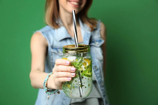 Junge Frau mit Limonade — Stockfoto