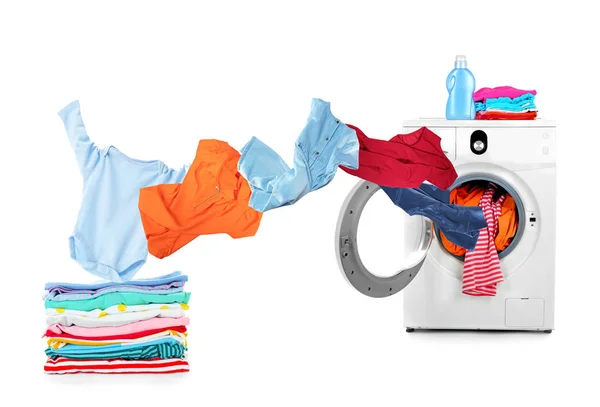 Máquina de lavar roupa e roupas voadoras — Fotografia de Stock