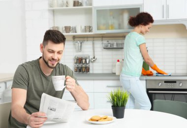 kahve içme ve gazete okuyan adam 