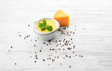 Peynir sosu, fesleğen ve baharatlar ile kase 