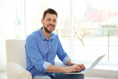 Bilgisayarlı genç adam