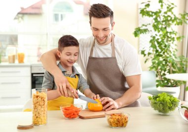 Baba ve oğul evde yemek