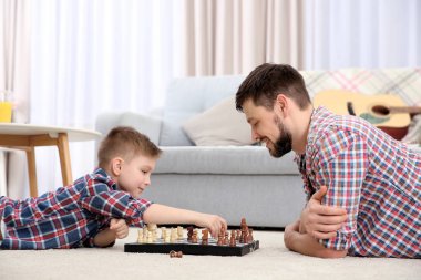 baba ve oğul satranç oynuyor