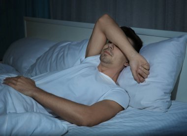 Yakışıklı genç adam. 