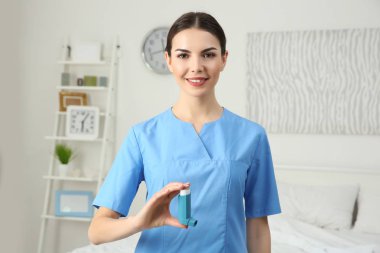 Doktor astım inhaler ile 