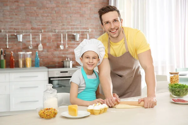 Pai e filho cozinhar em casa — Fotografia de Stock