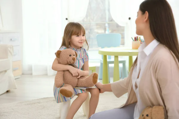 Psicólogo infantil trabajando con una niña — Foto de Stock