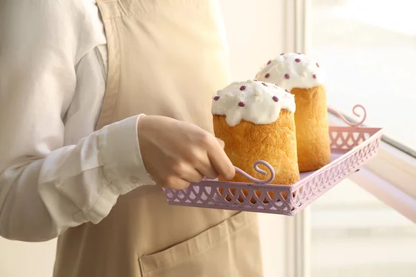 女性ケーキを運ぶトレイ — ストック写真
