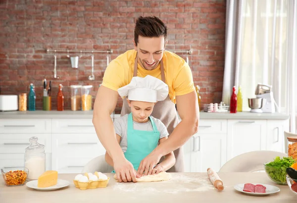 Papá e hijo cocinando en casa —  Fotos de Stock