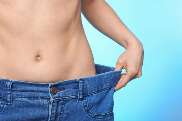 Mujer en jeans grandes — Foto de Stock