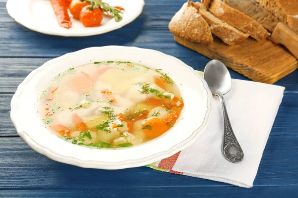 Тарілка з курячим супом — стокове фото