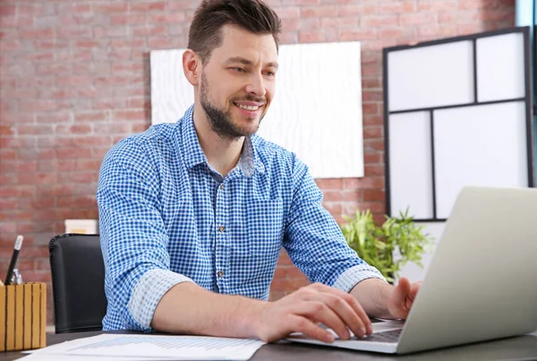 Jeune homme travaillant avec ordinateur portable — Photo