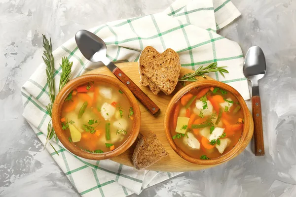 地鶏スープ付きの壷の鍋 — ストック写真