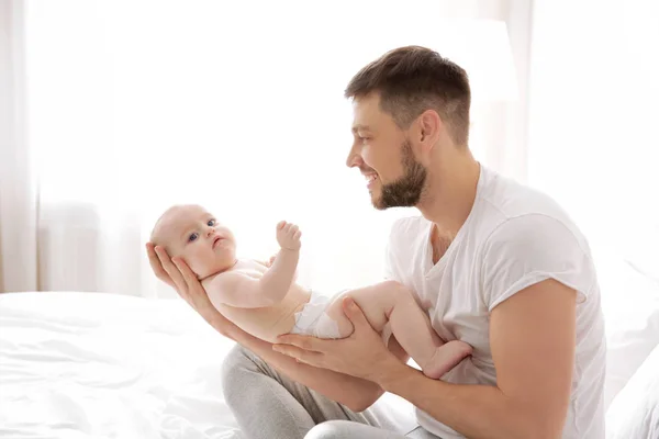 Padre sentado con linda hija bebé — Foto de Stock