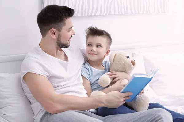 Dad and son reading book — Stock Photo, Image