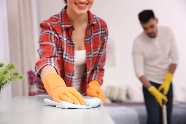 Young couple cleaning home — Stock Photo, Image