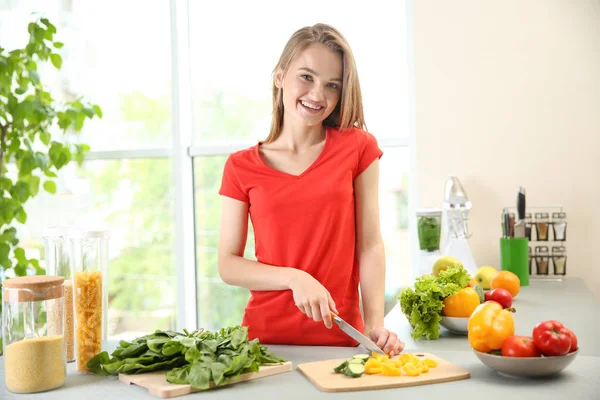 Mulher cortando legumes na cozinha — Fotografia de Stock