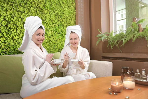 Vrouwen rust in spa salon — Stockfoto