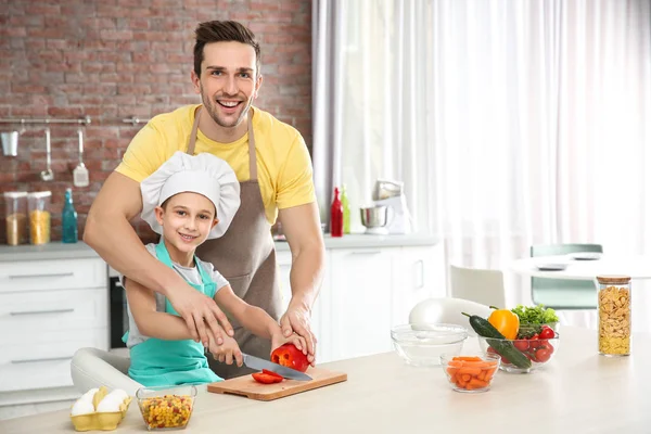 Papá e hijo cocinando en casa — Foto de Stock