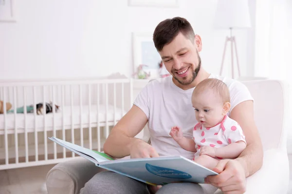 Padre mostrando libro a lindo bebé — Foto de Stock