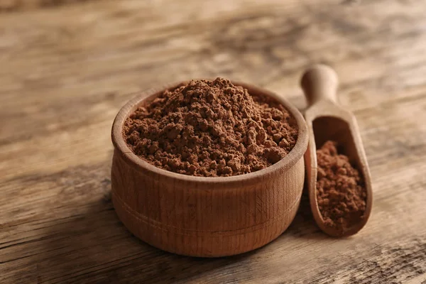 Ciotola e misurino con cacao in polvere — Foto Stock