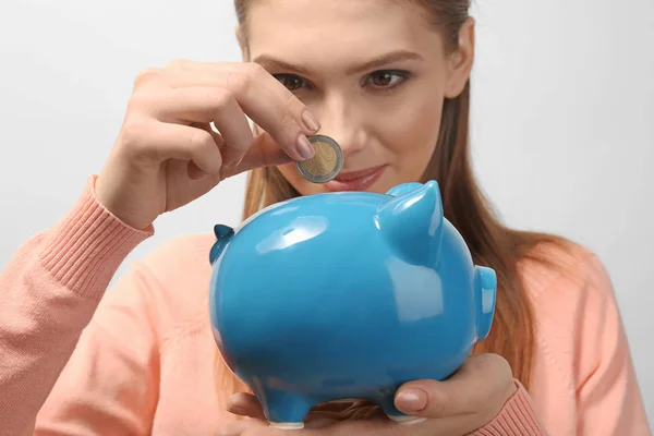 Vrouw munt ingebruikneming piggy bank — Stockfoto