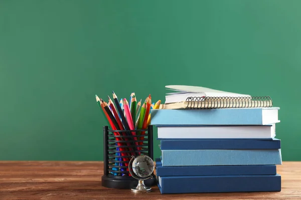 Stapel boeken en schrijfwaren — Stockfoto