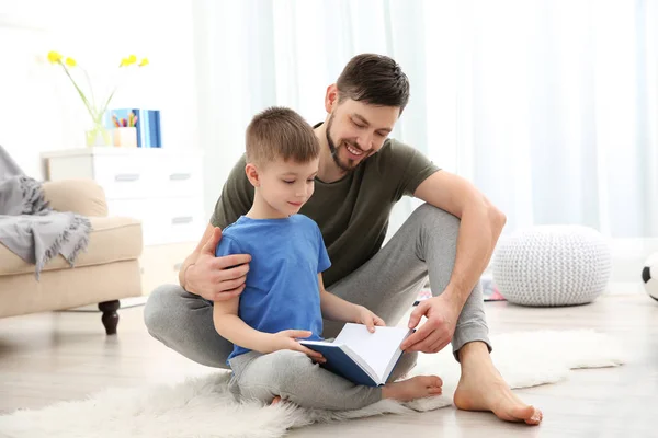Far och son läsa bok — Stockfoto