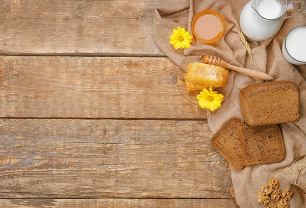 Schöne Zusammensetzung aus Honig und Milch — Stockfoto