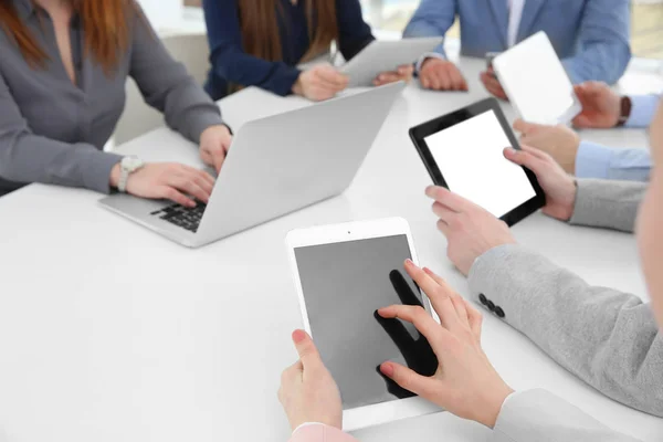 People using digital devices — Stock Photo, Image